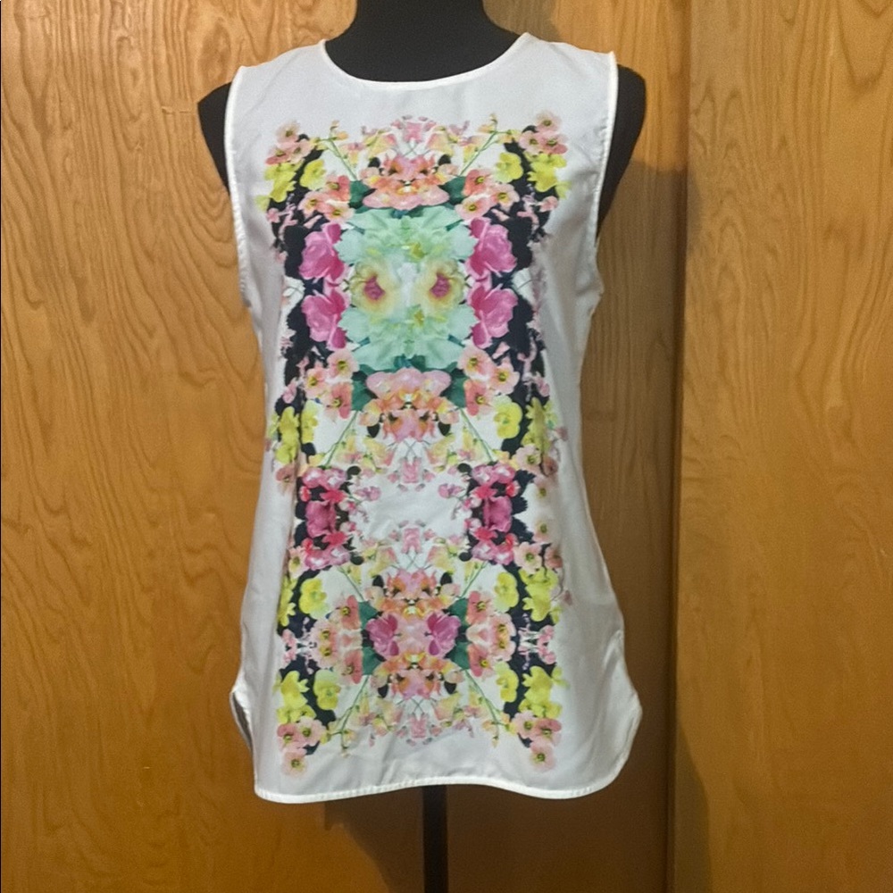 🎉FINAL CLEARANCE🎉$8 or 3 for $15 🎊H&M White and PinkGraphic Sleeveless Tank Top